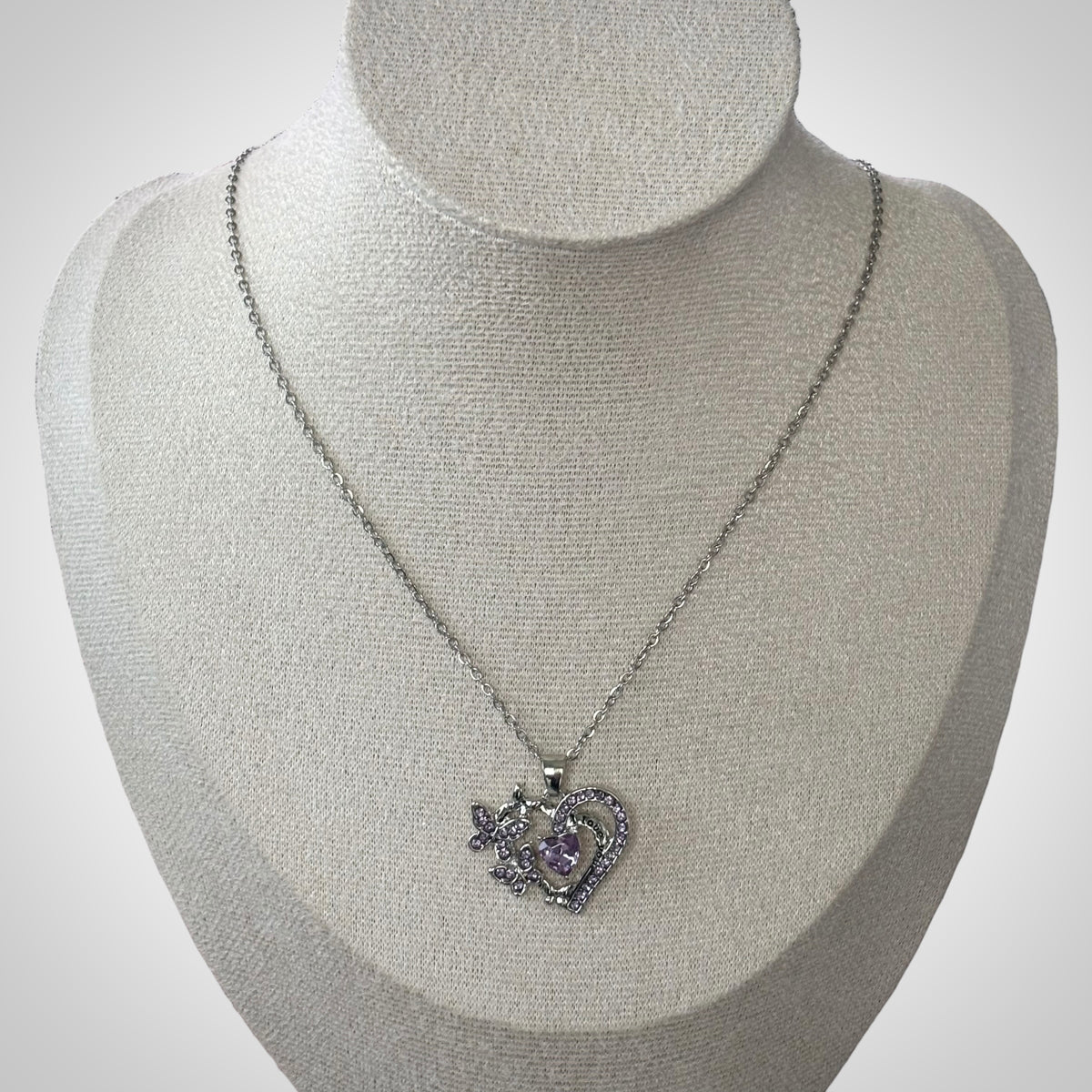 Collar con colgante de mariposa y corazón