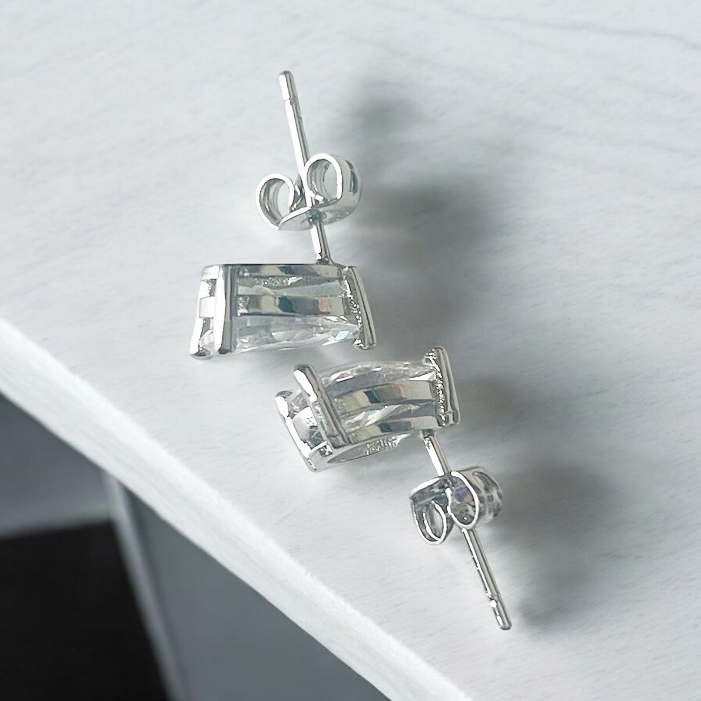 Elegante conjunto de pendientes y anillo con clase