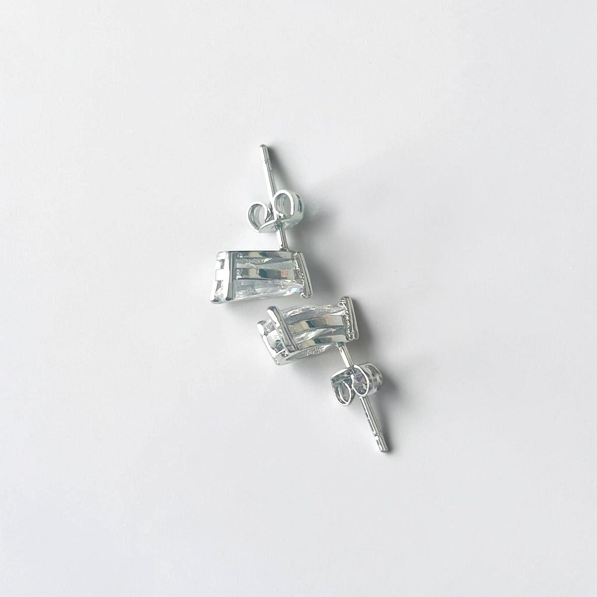 Elegante conjunto de pendientes y anillo con clase