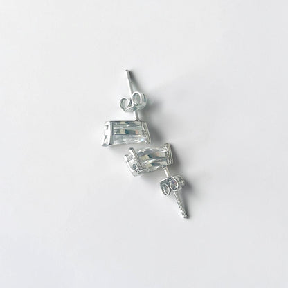 Elegante conjunto de pendientes y anillo con clase