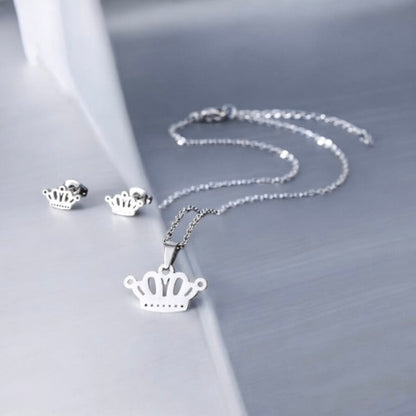 Conjunto de collar y pendientes con corona de acero inoxidable