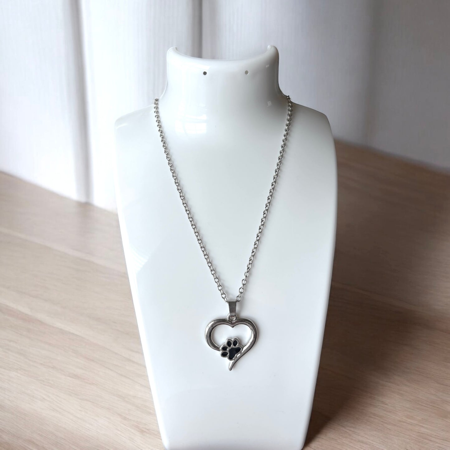 Collar con dije de pata y corazón para mujer