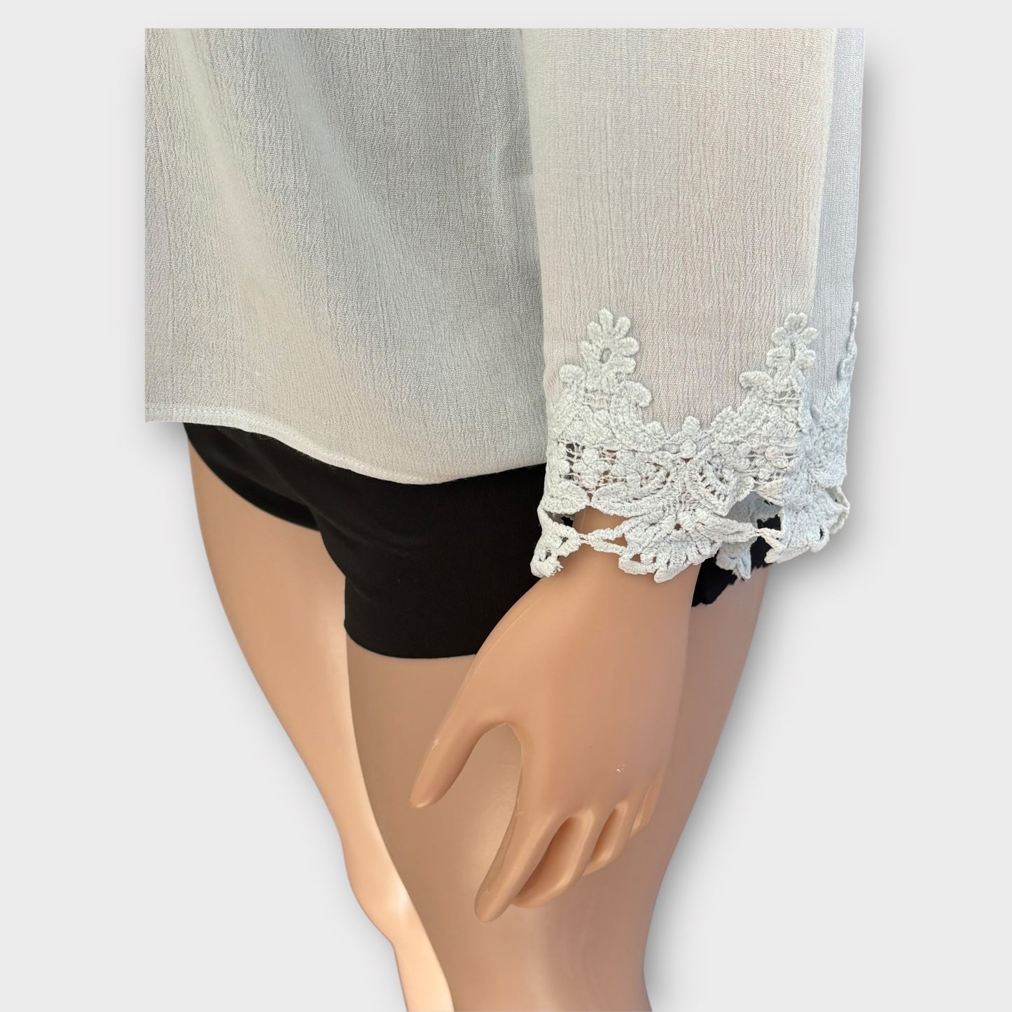 Blusa elegante de encaje azul claro para mujer