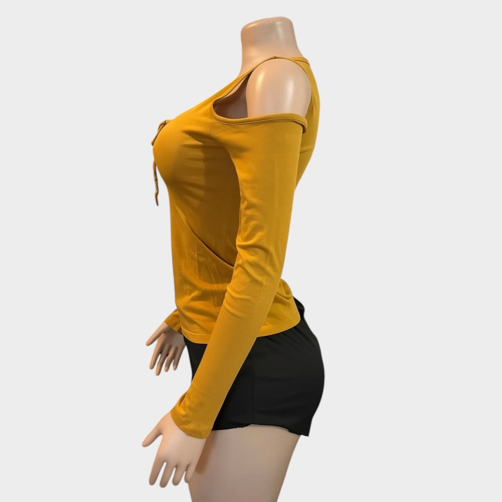 Blusa de mujer color mostaza lisa con hombros descubiertos