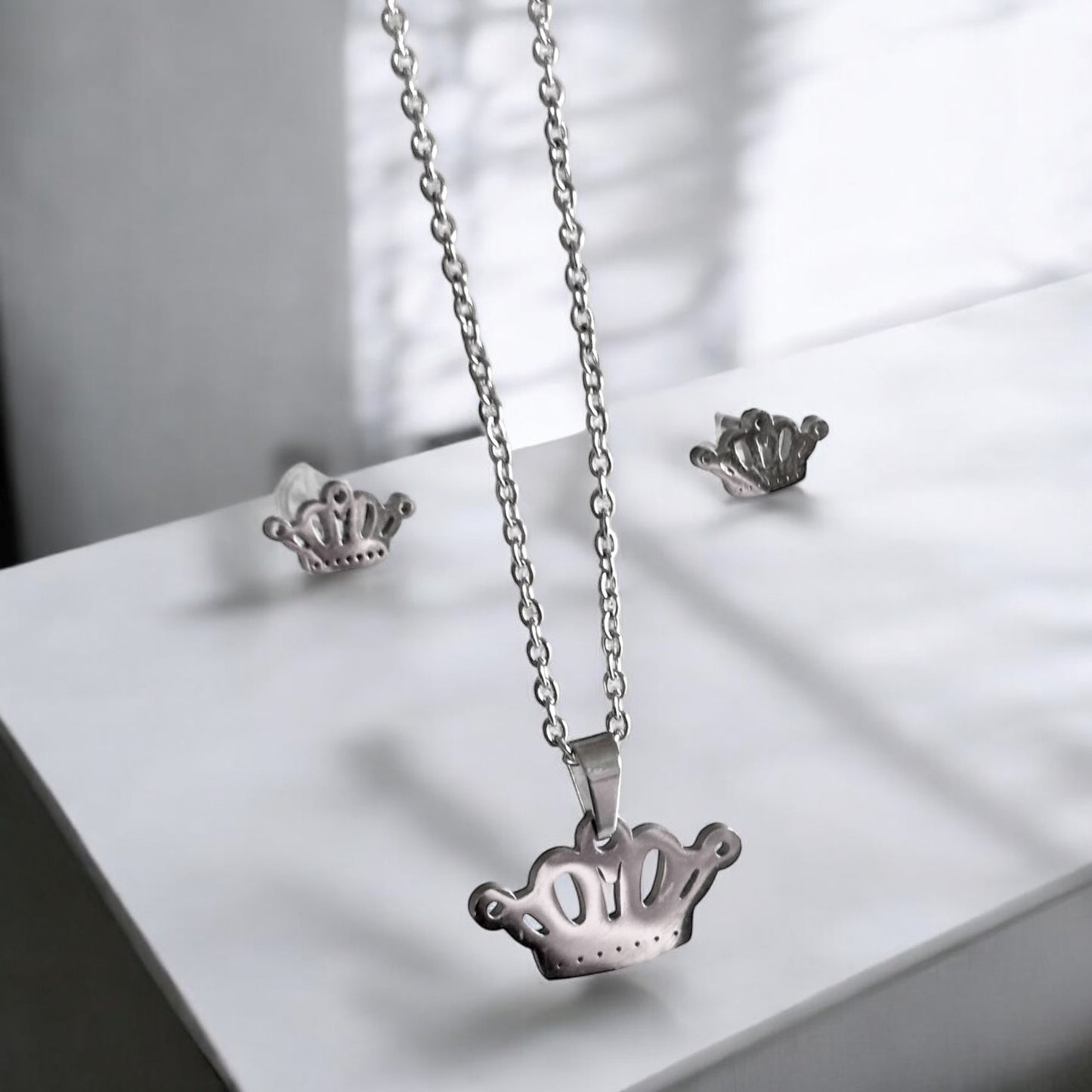 Conjunto de collar y pendientes con corona de acero inoxidable