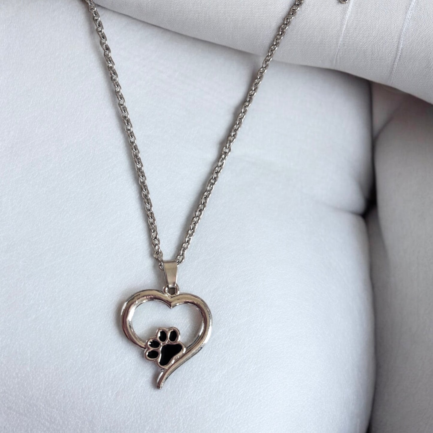 Collar con dije de pata y corazón para mujer