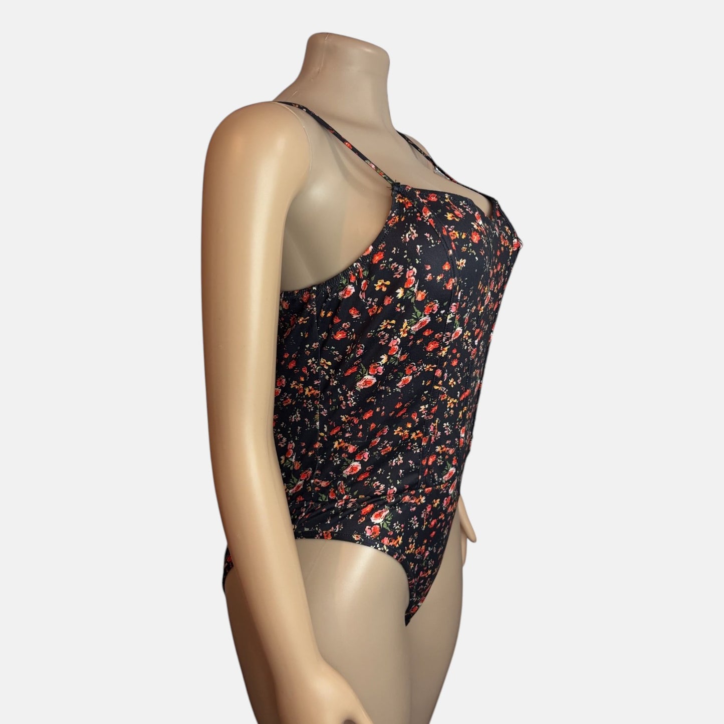 Body de tirantes finos con estampado floral bohemio negro