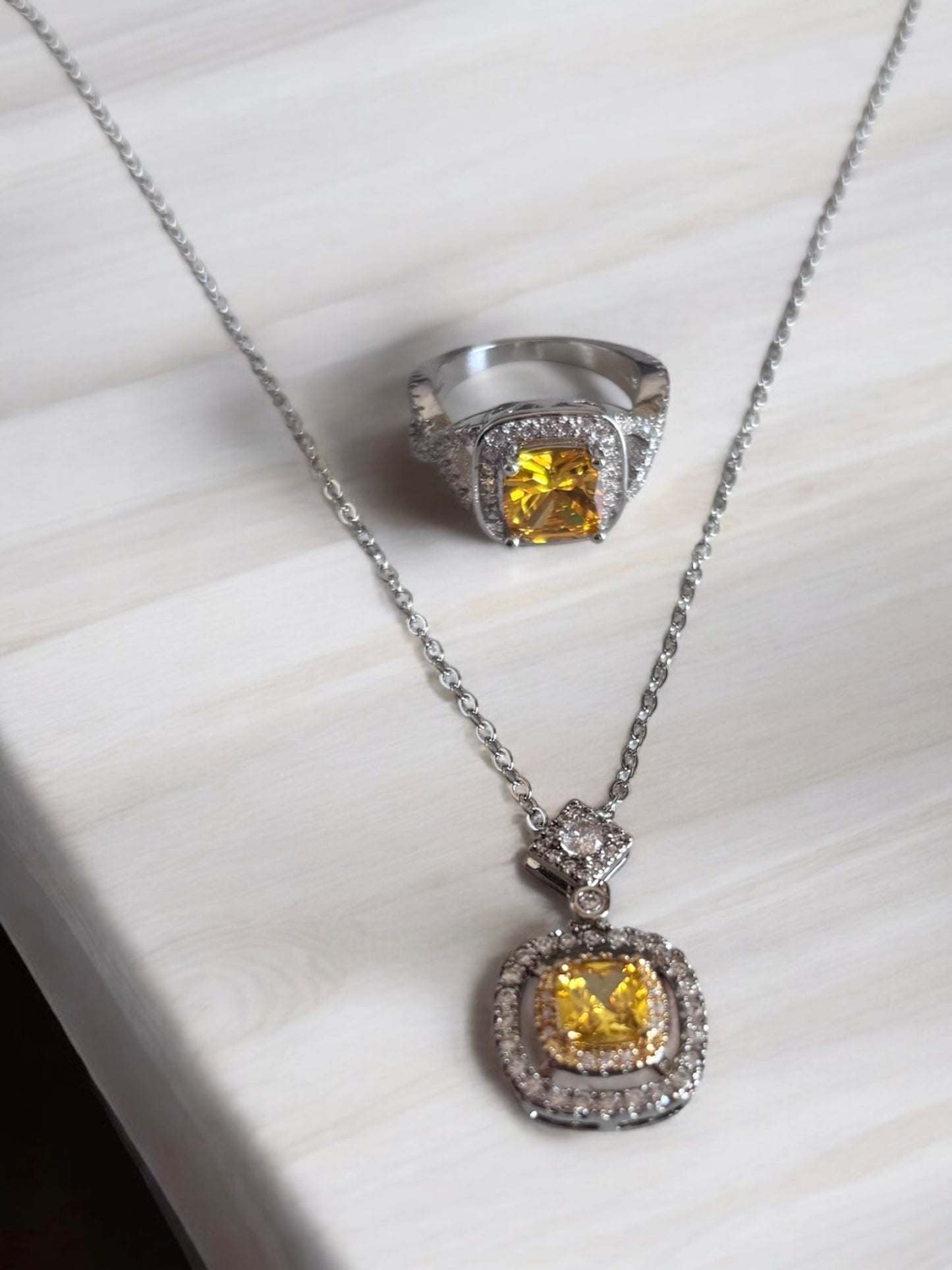 Conjunto de anillo y collar de París