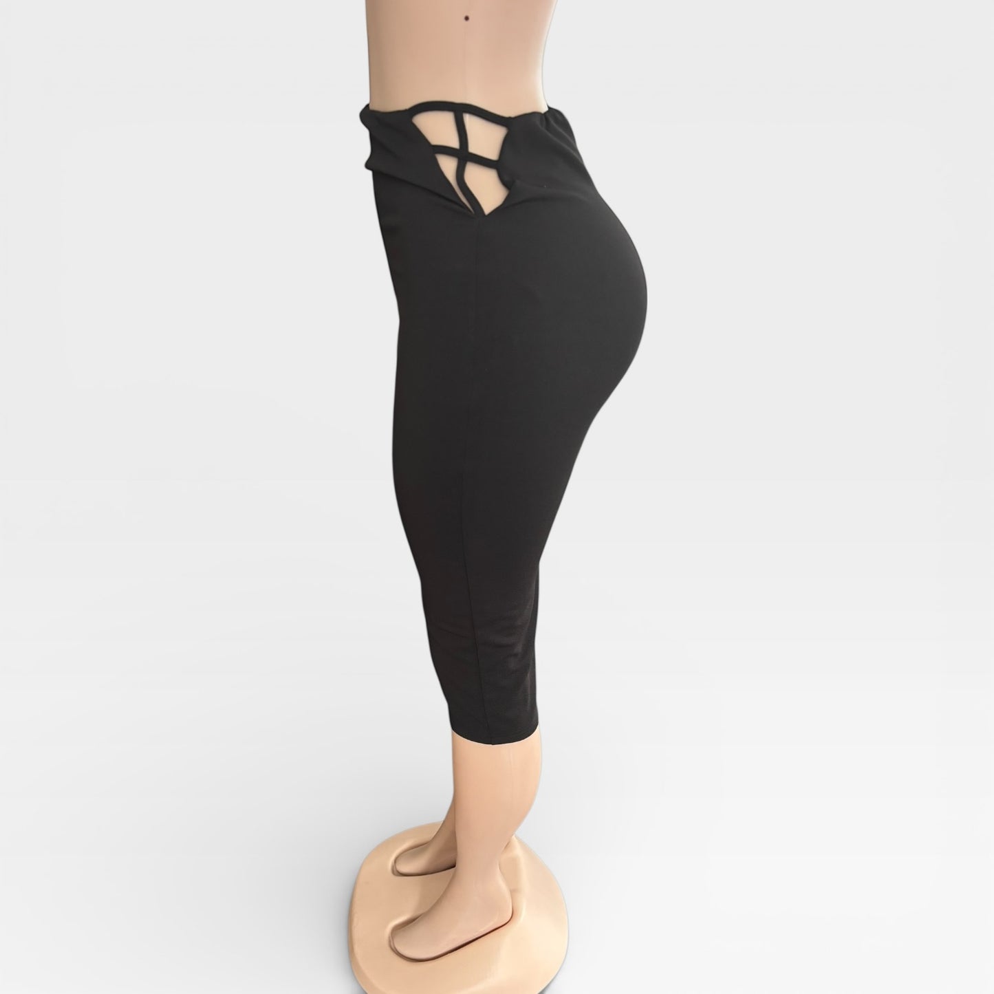 Falda elegante negra de mujer con abertura lateral