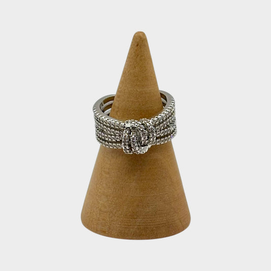 Anillo ajustable de circonitas con nudos cruzados