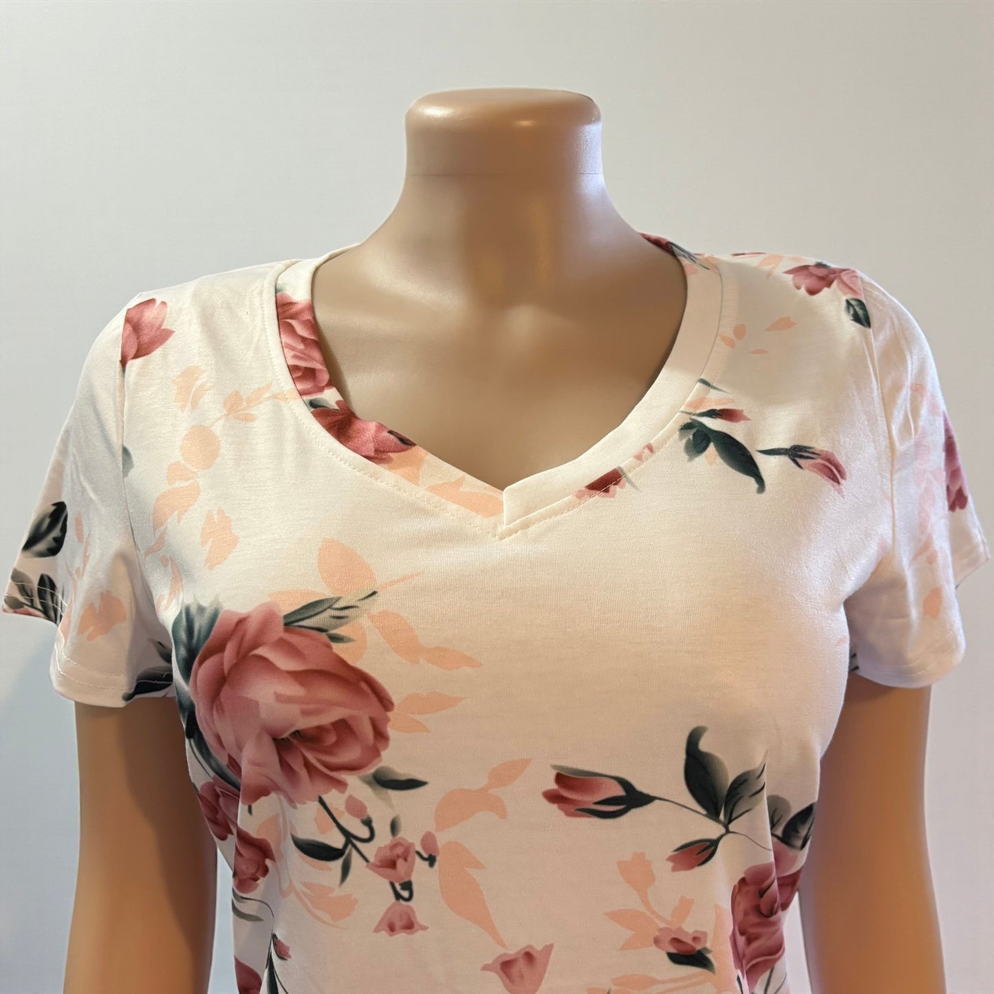 Camisa de manga corta blanca con escote en V y flores para mujer