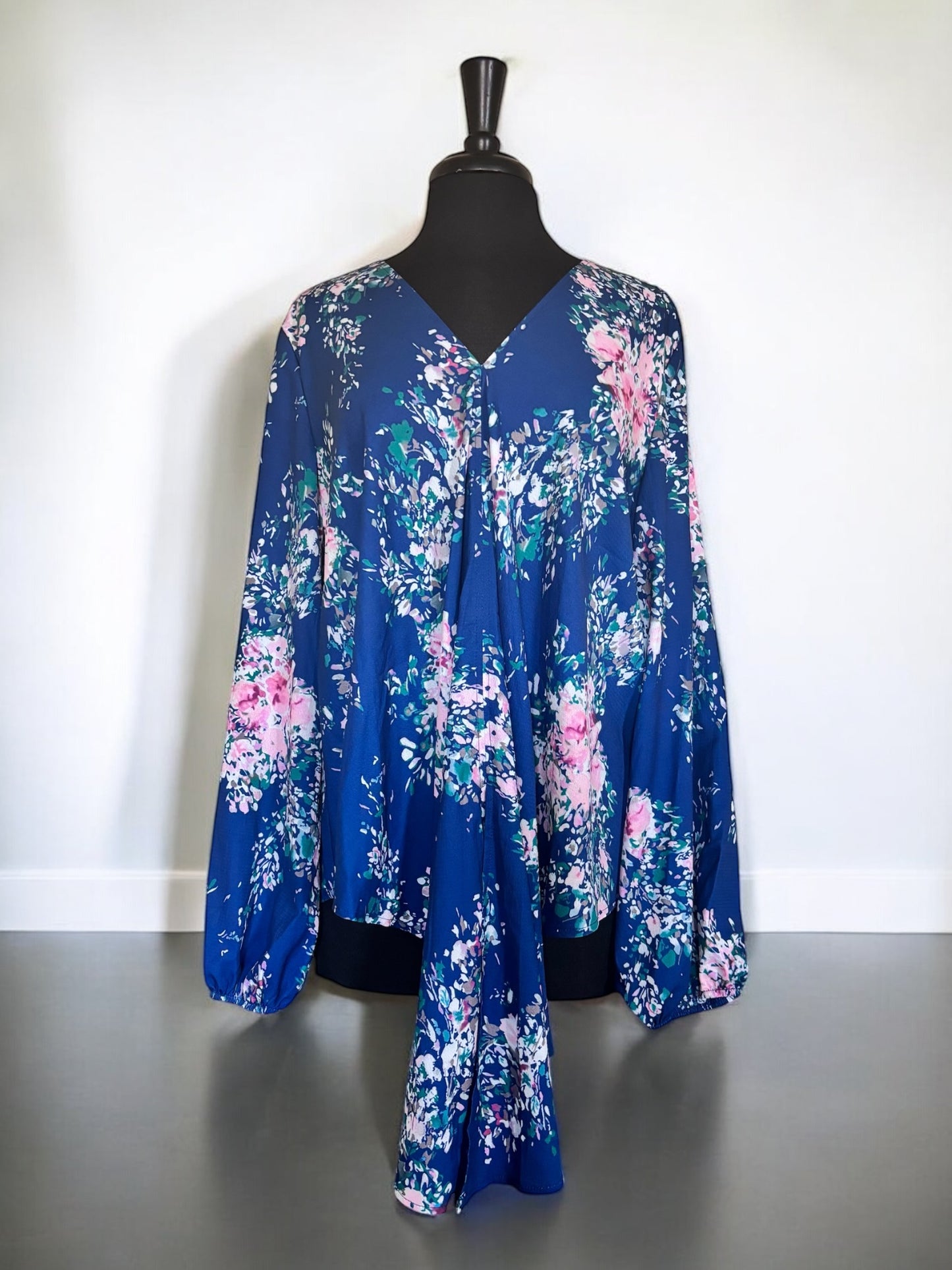 Blusa informal con cuello en V y lazo frontal con estampado floral para mujer
