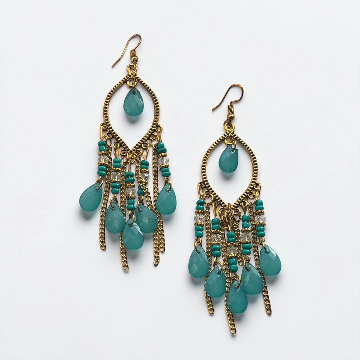 Pendientes largos con borlas y gotas de agua bañados en oro antiguo de estilo bohemio