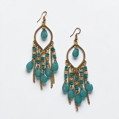 Pendientes largos con borlas y gotas de agua bañados en oro antiguo de estilo bohemio