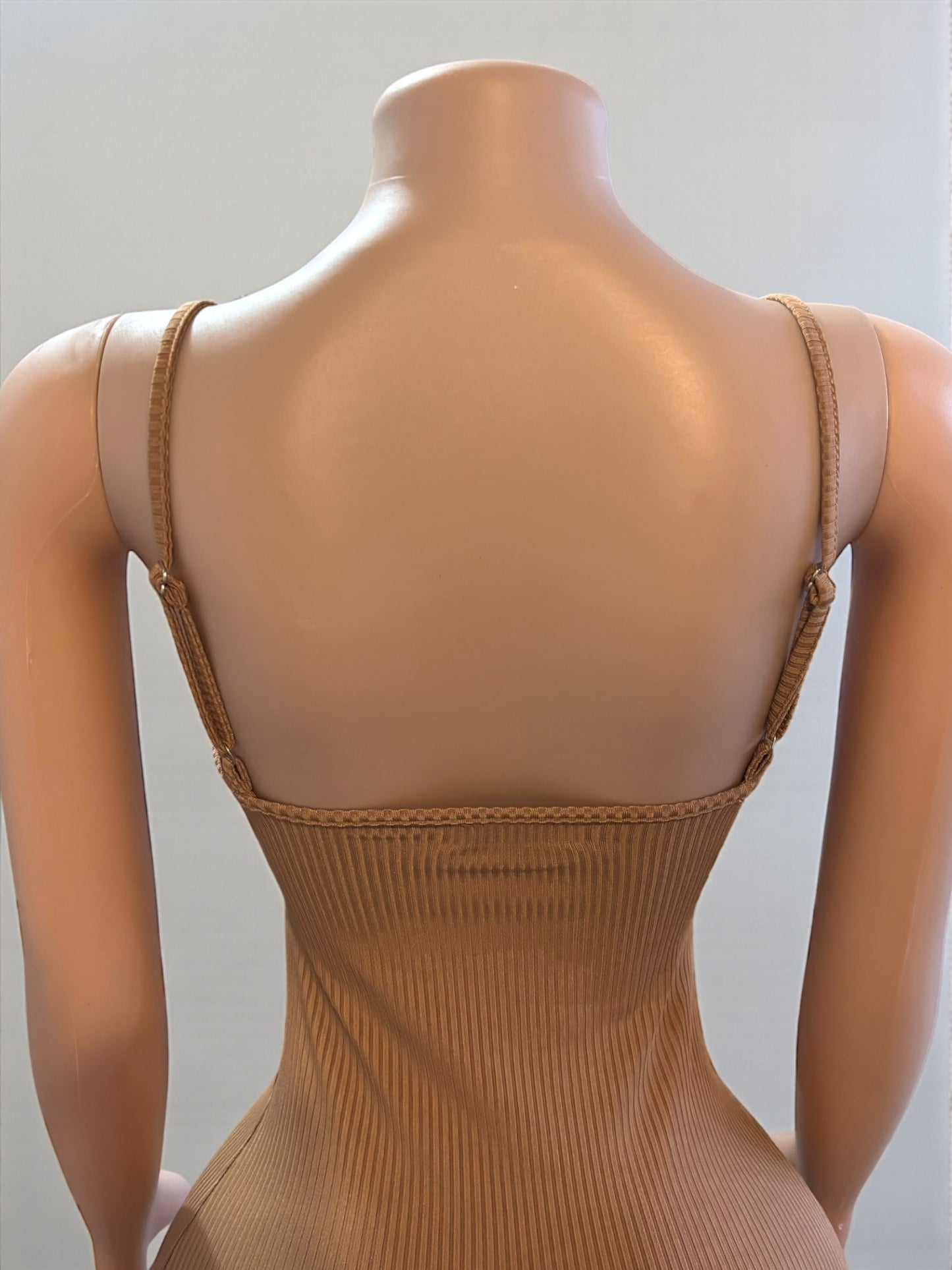 Vestido largo exclusivo con abertura lateral de color caqui para mujer