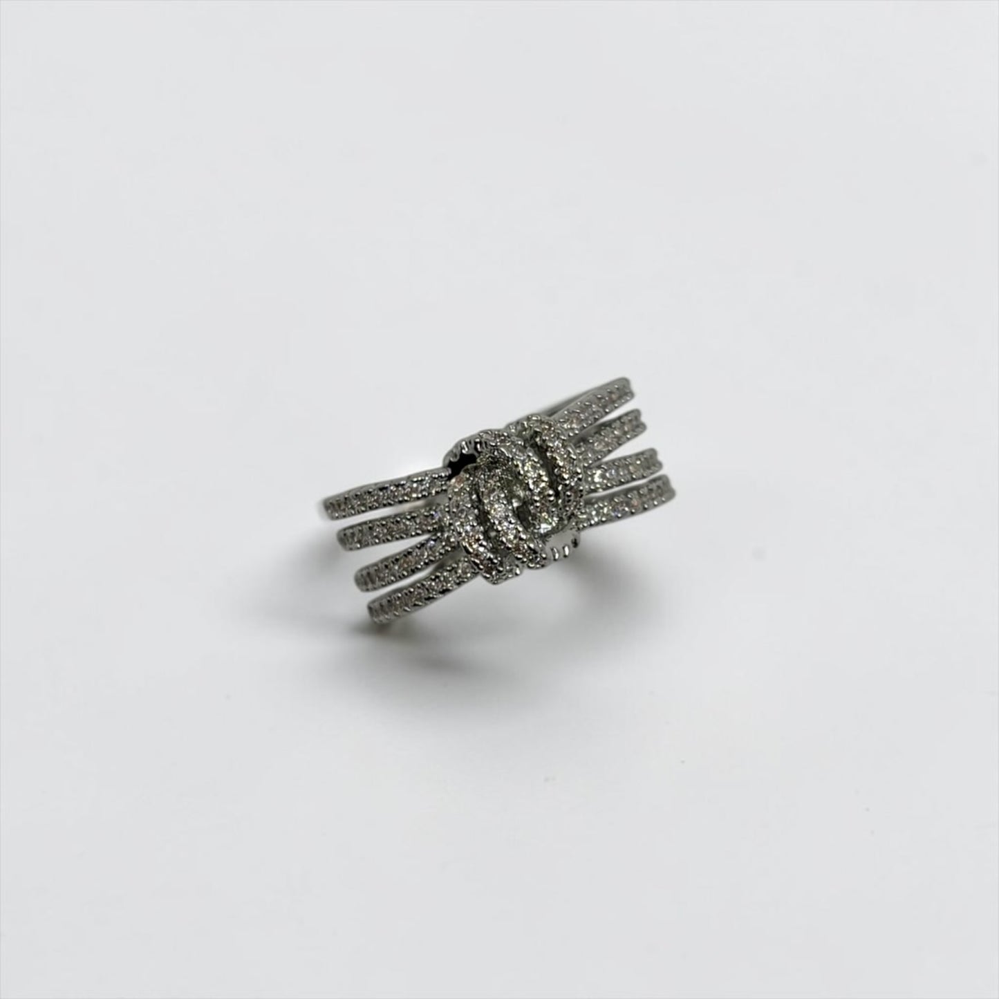 Anillo ajustable de circonitas con nudos cruzados