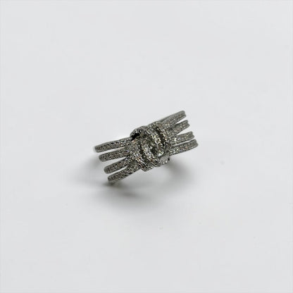 Anillo ajustable de circonitas con nudos cruzados