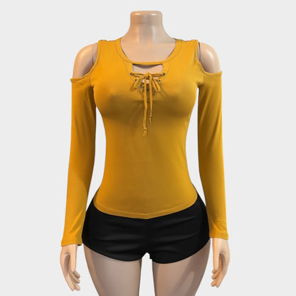 Blusa de mujer color mostaza lisa con hombros descubiertos