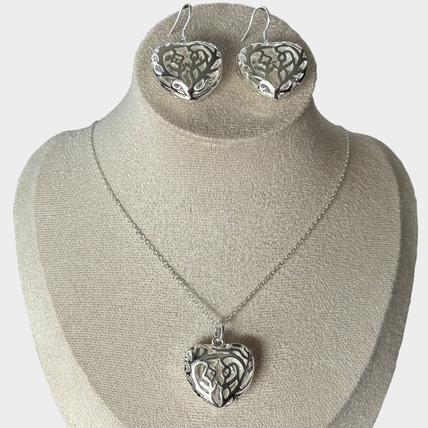 Conjunto elegante de collar y pendientes con forma de corazón