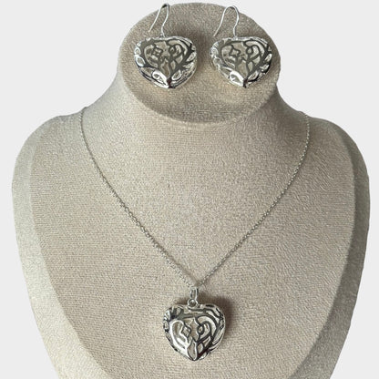 Conjunto elegante de collar y pendientes con forma de corazón