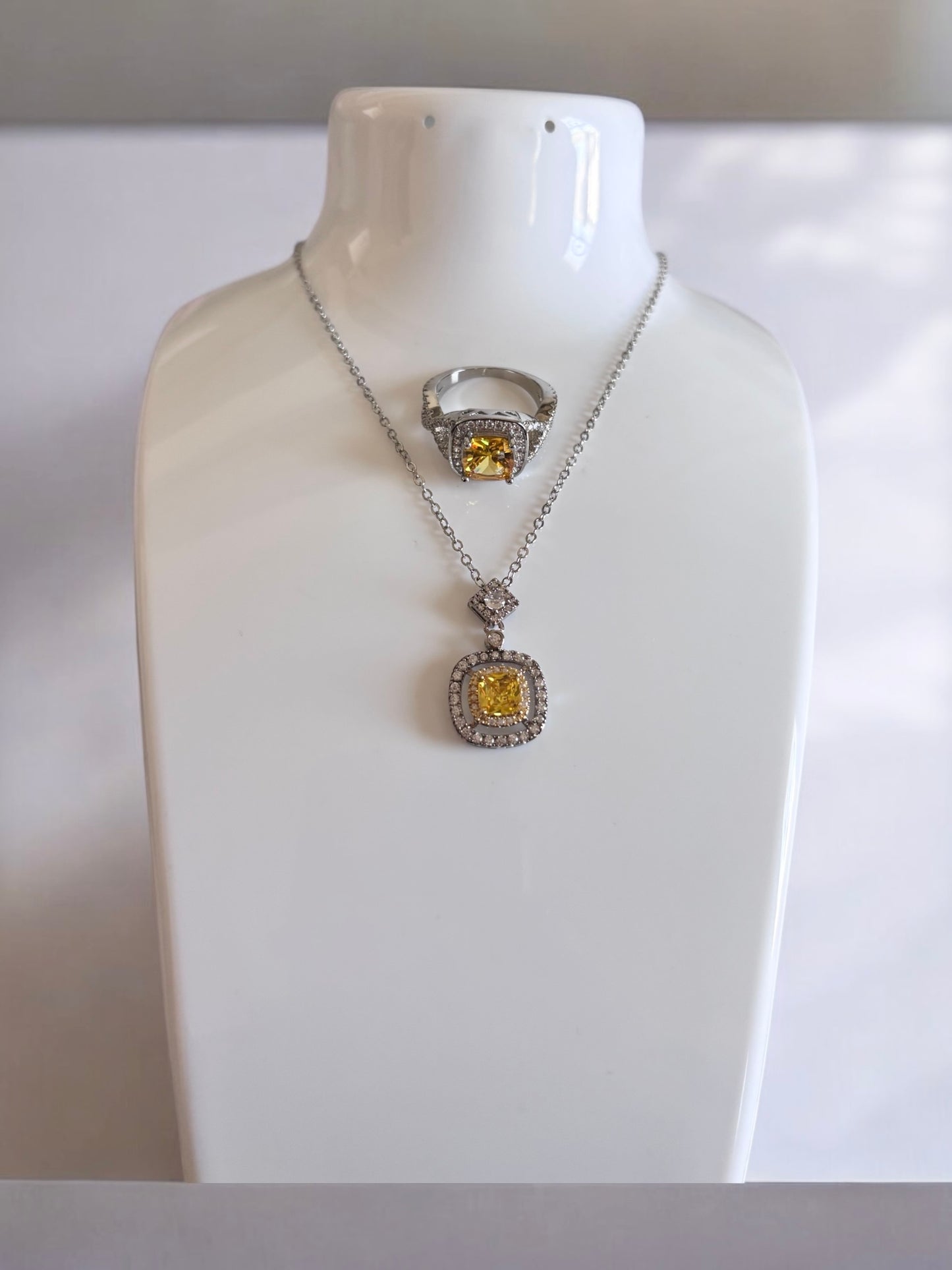 Conjunto de anillo y collar de París