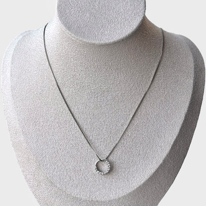 Elegante collar de plata de ley con cristales redondos