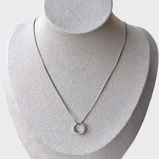 Elegante collar de plata de ley con cristales redondos