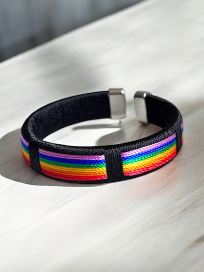 Brazalete abierto con dijes y cuerdas de arcoíris