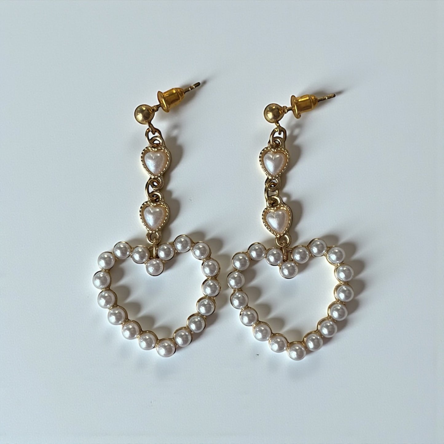 Pendientes largos de perlas con forma de corazón