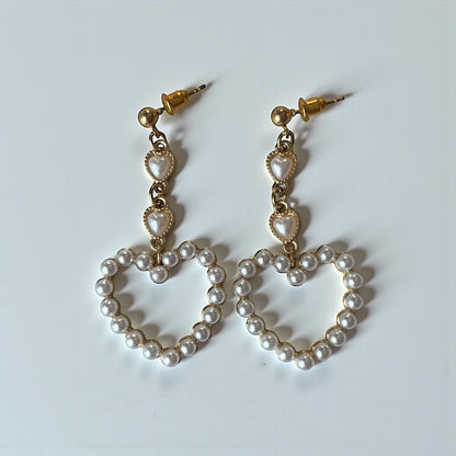 Pendientes largos de perlas con forma de corazón