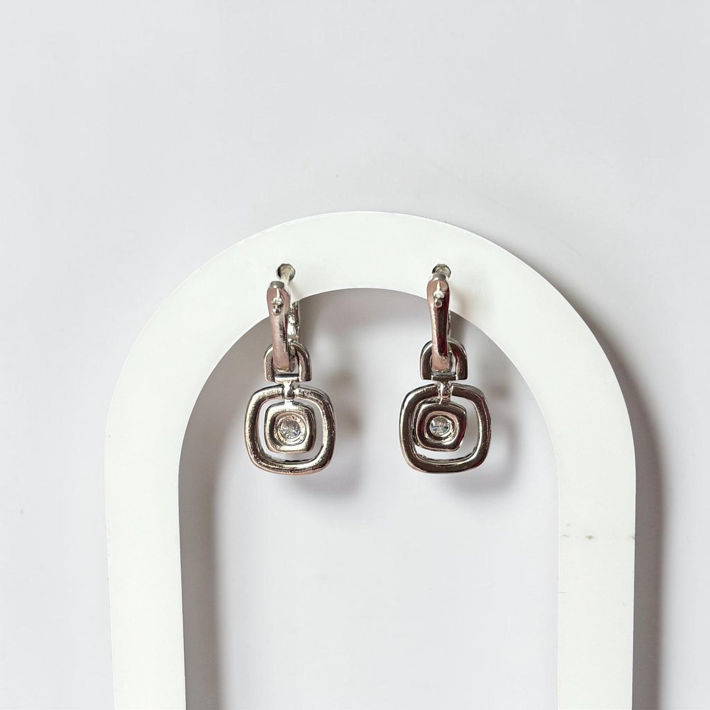 Pendientes elegantes de mujer con circonitas cuadradas