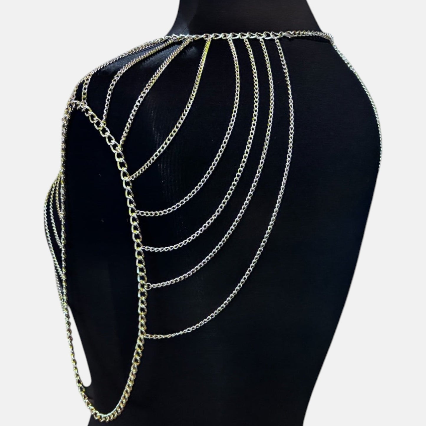Cadena elegante con cuerpo de metal dorado de múltiples capas