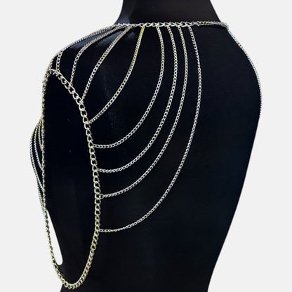 Cadena elegante con cuerpo de metal dorado de múltiples capas