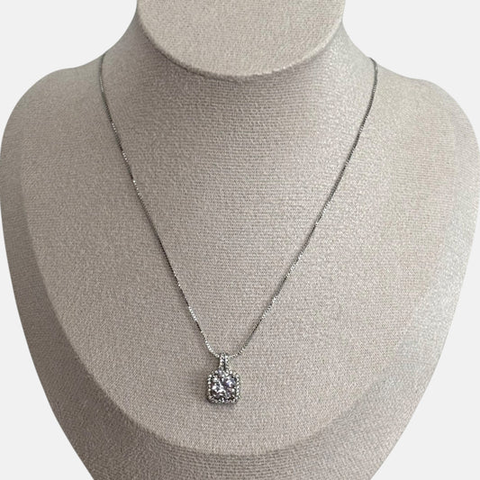 Elegante collar con colgante cuadrado de plata