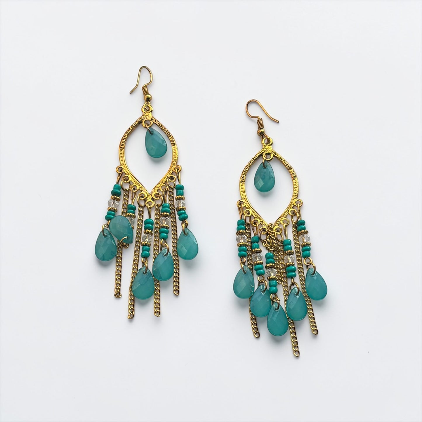 Pendientes largos con borlas y gotas de agua bañados en oro antiguo de estilo bohemio