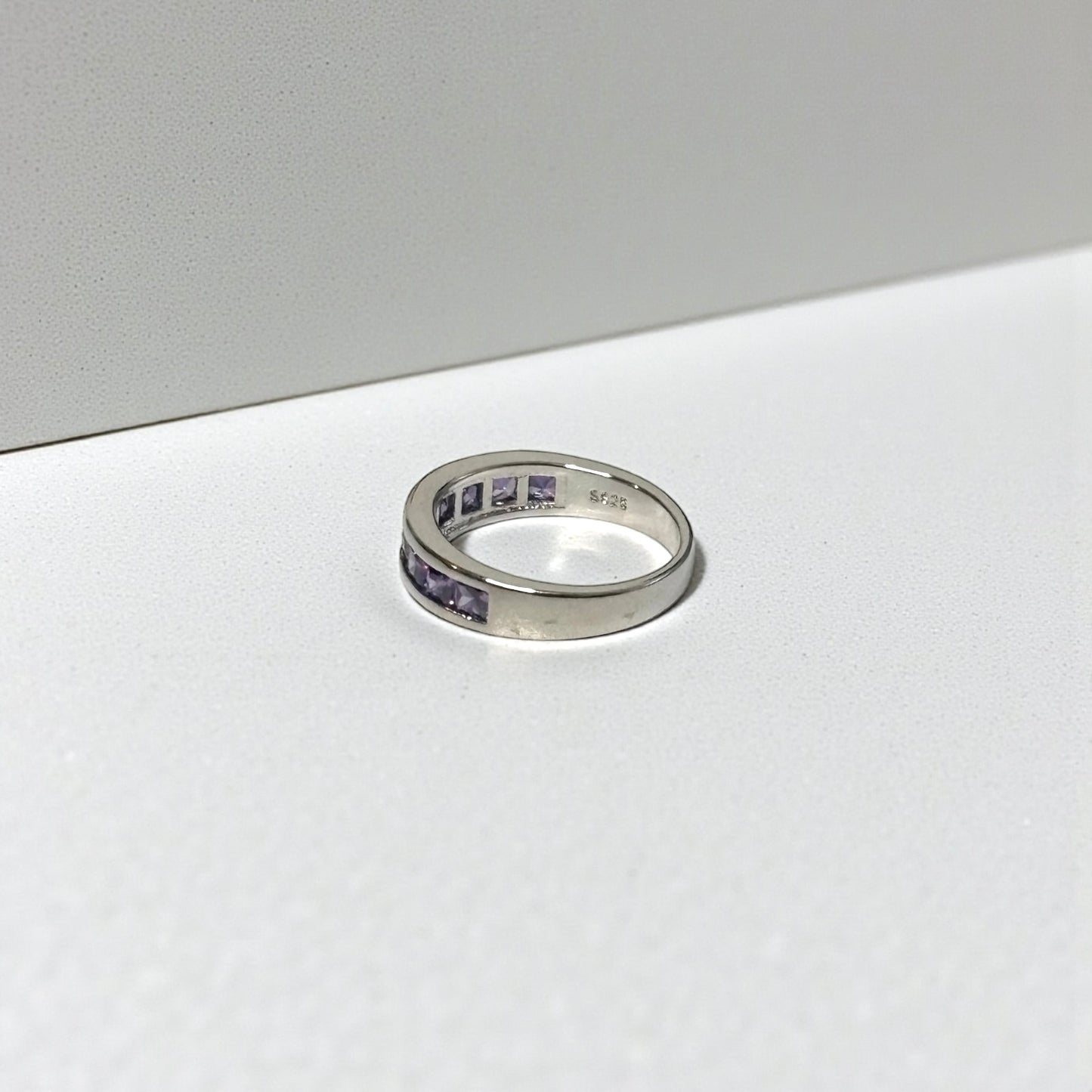 Anillo morado de plata esterlina de lujo