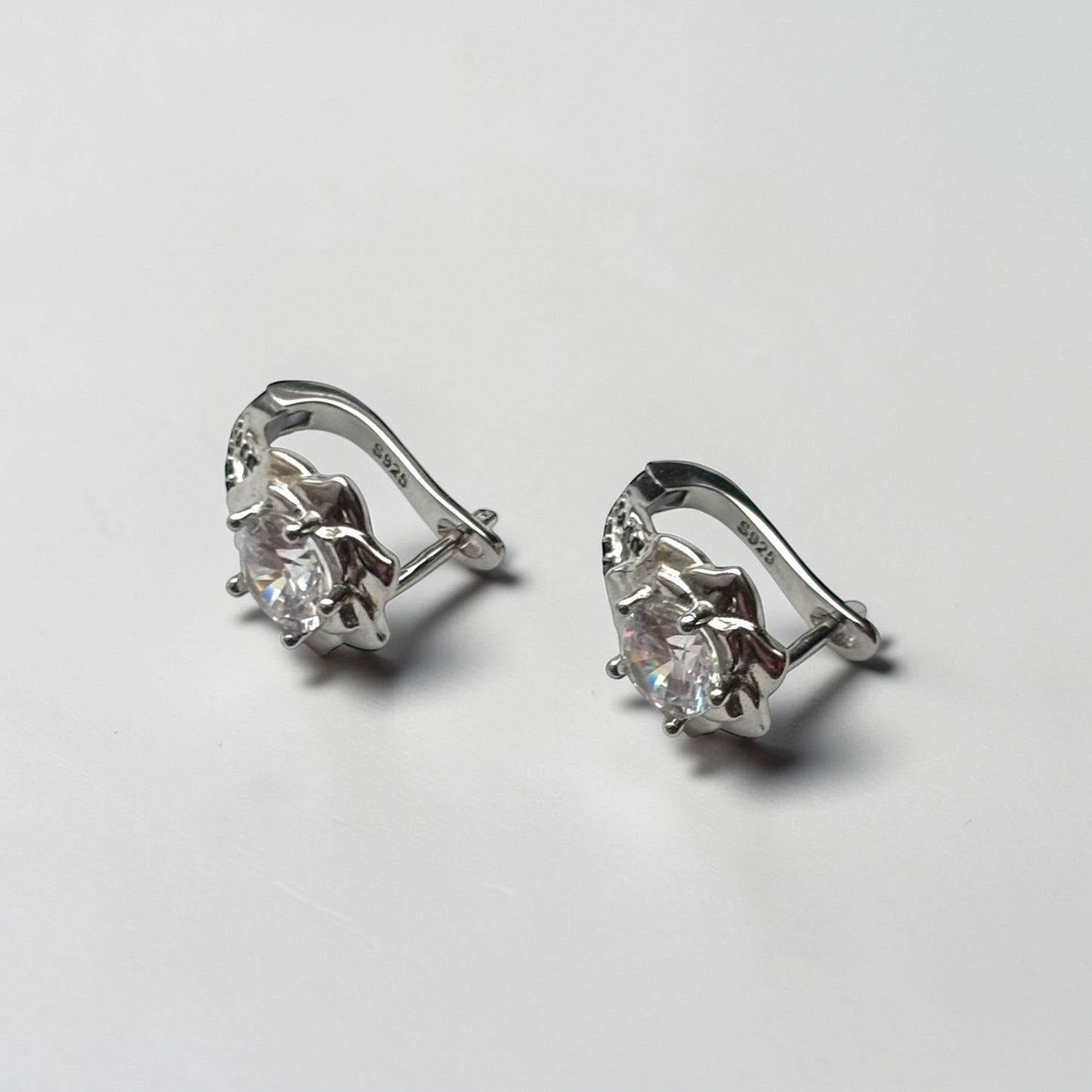 Pendientes de aro con flores redondas de plata y negro