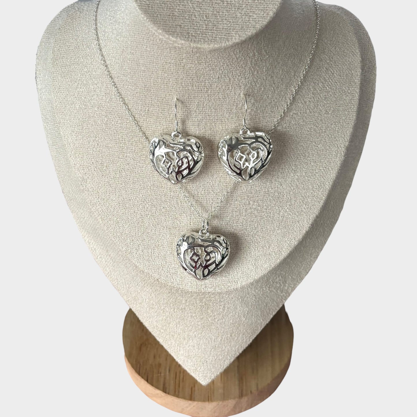 Conjunto elegante de collar y pendientes con forma de corazón