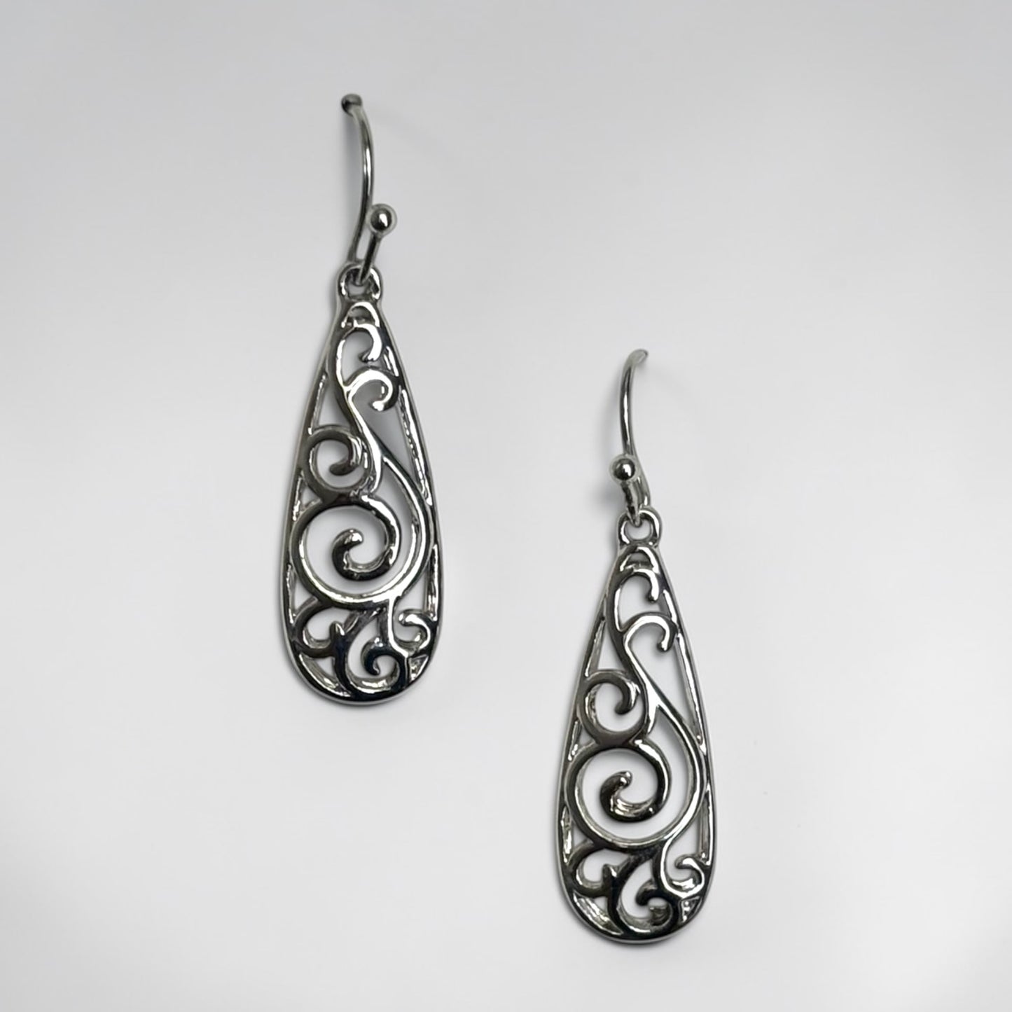Elegante pendiente colgante de plata para mujer