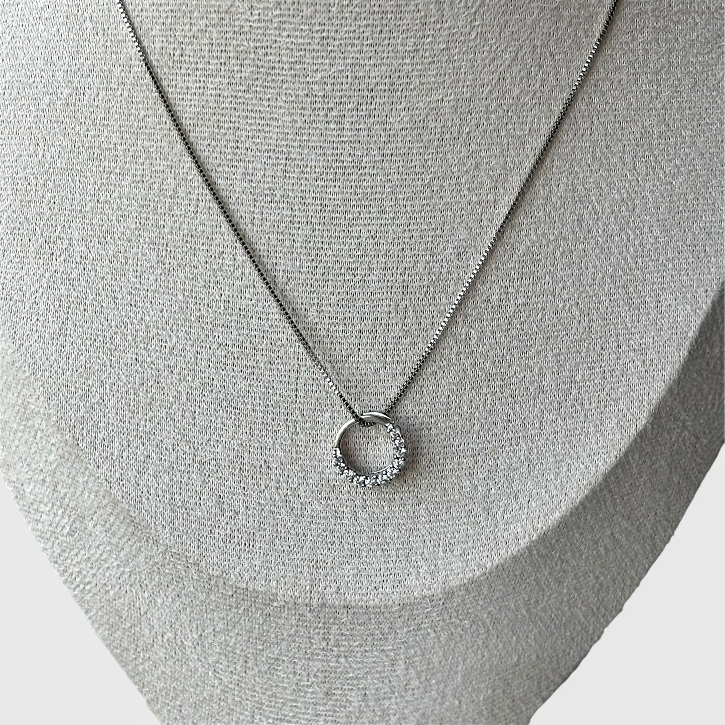 Elegante collar de plata de ley con cristales redondos
