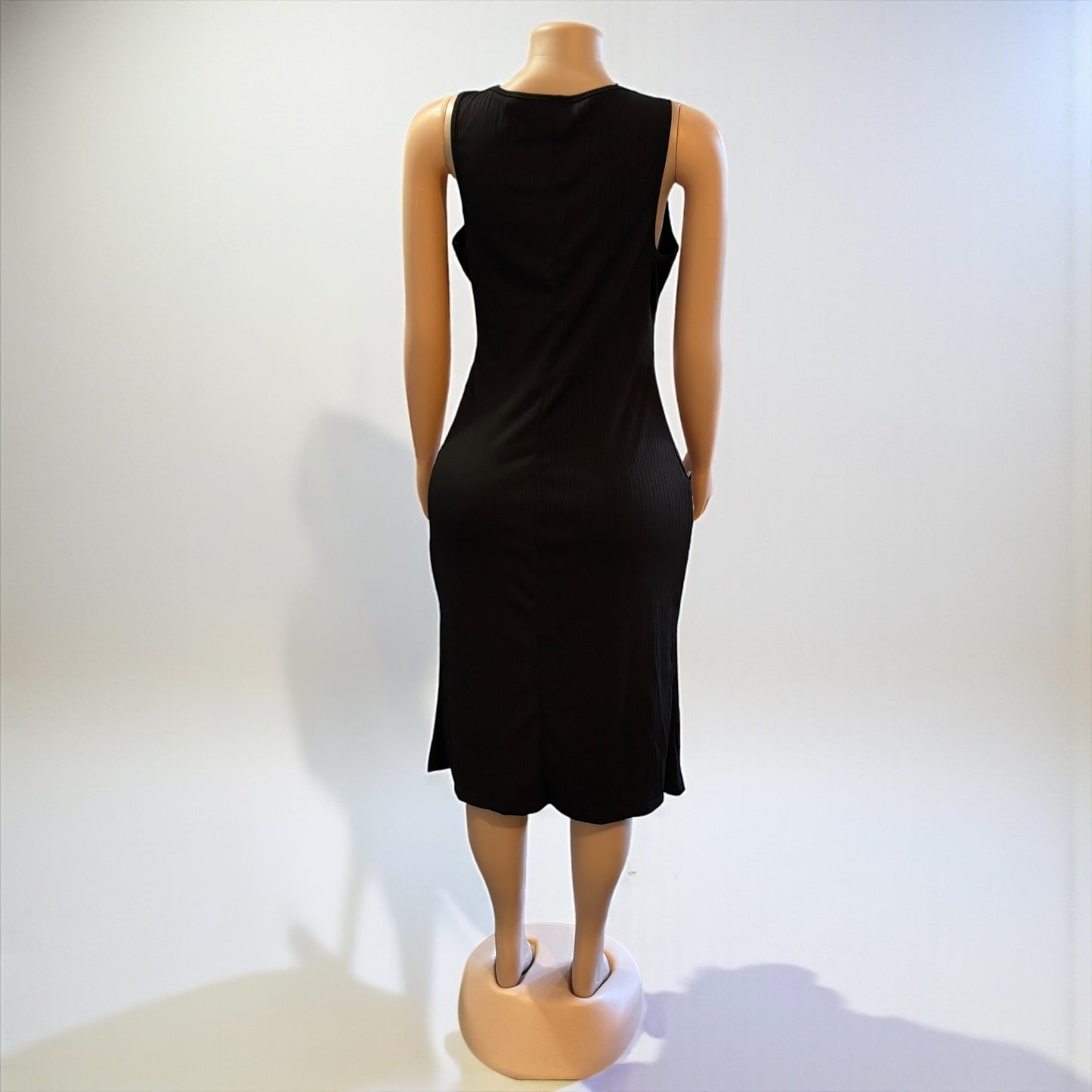 Vestido midi sin mangas con aberturas entrecruzadas en color negro