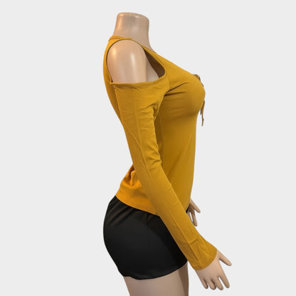Blusa de mujer color mostaza lisa con hombros descubiertos
