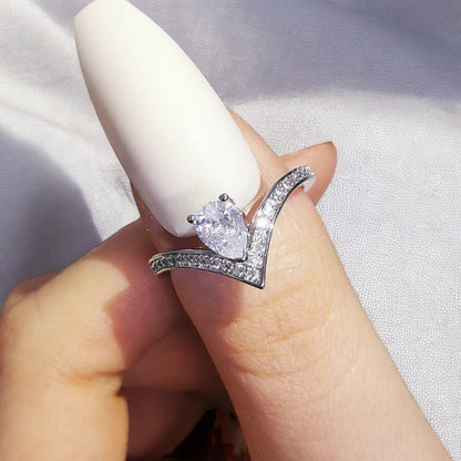 Elegante conjunto de pendientes y anillo con clase