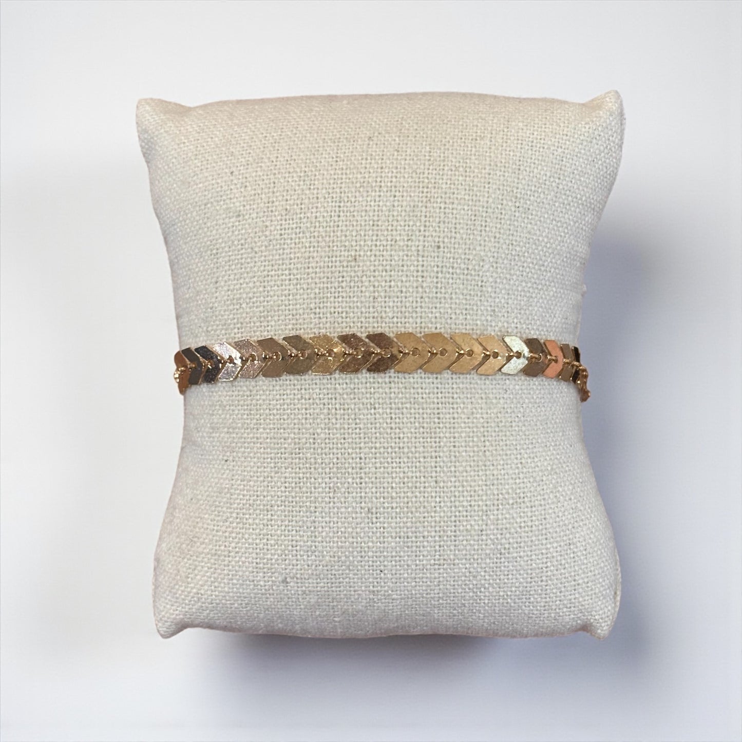 Pulsera ligera con dije de flecha