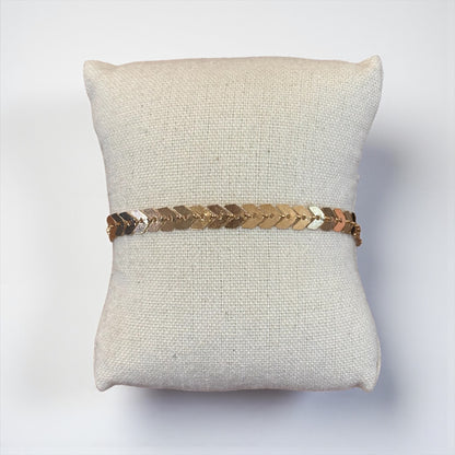 Pulsera ligera con dije de flecha