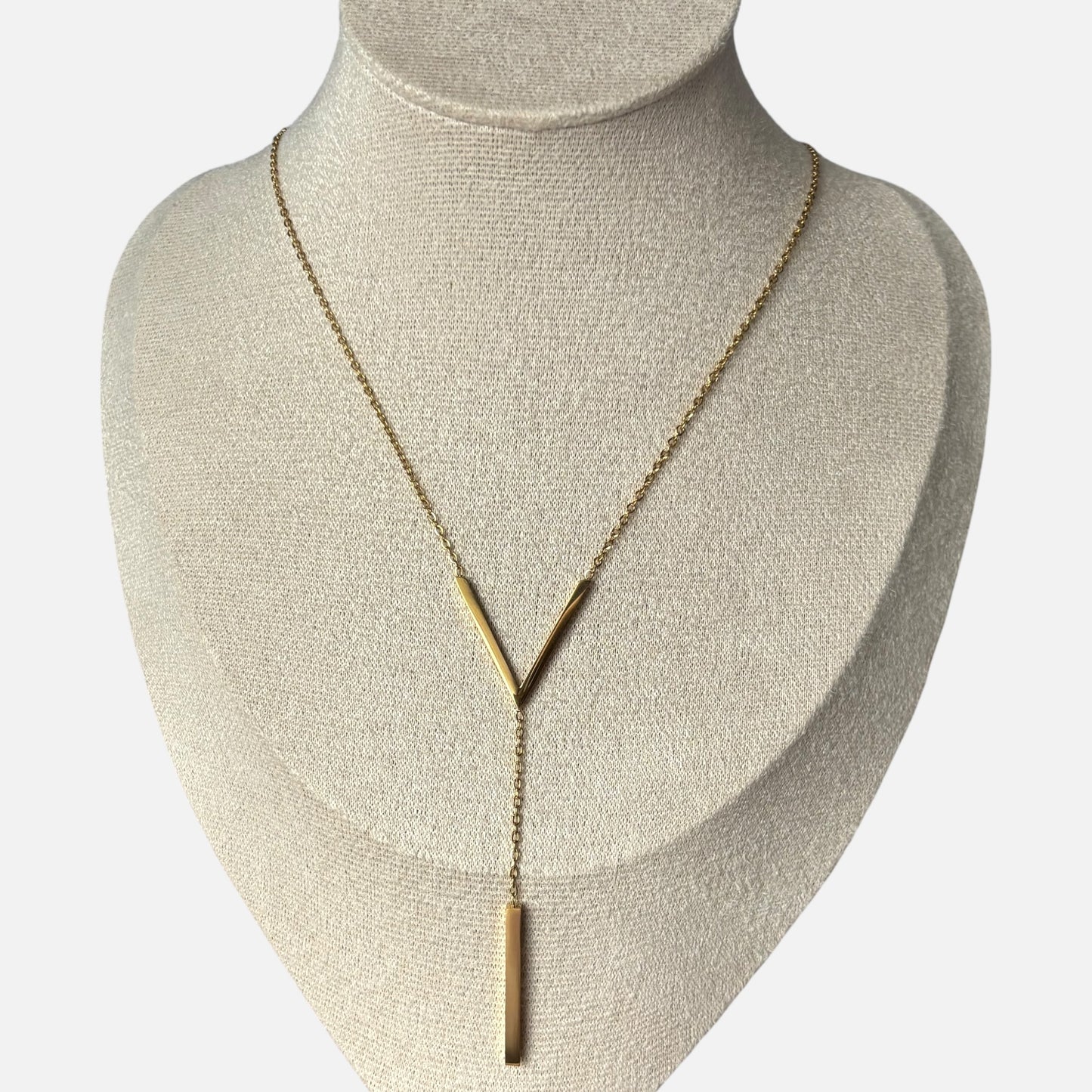 Collar dorado para mujer en forma de V