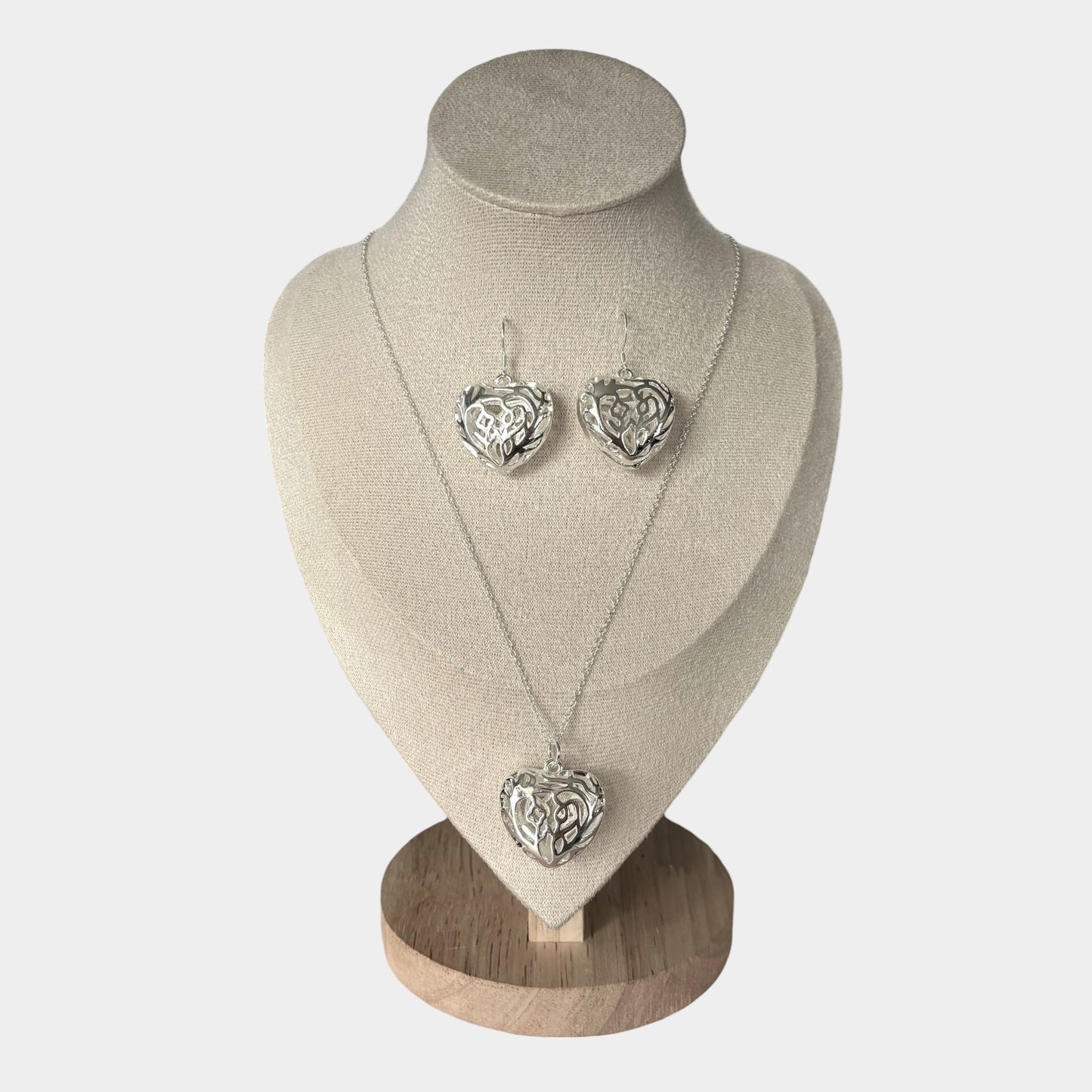 Conjunto elegante de collar y pendientes con forma de corazón