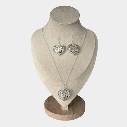 Conjunto elegante de collar y pendientes con forma de corazón