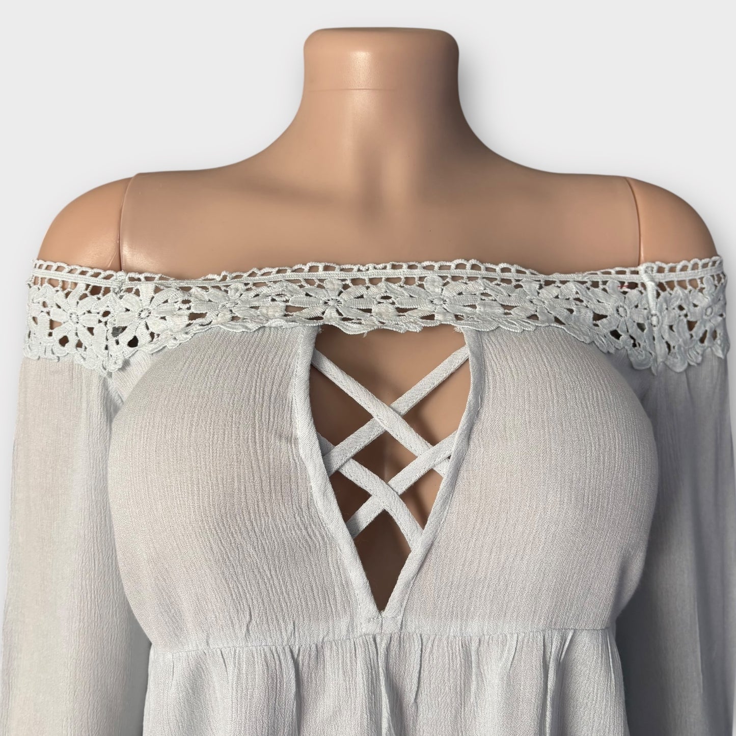 Blusa elegante de encaje azul claro para mujer