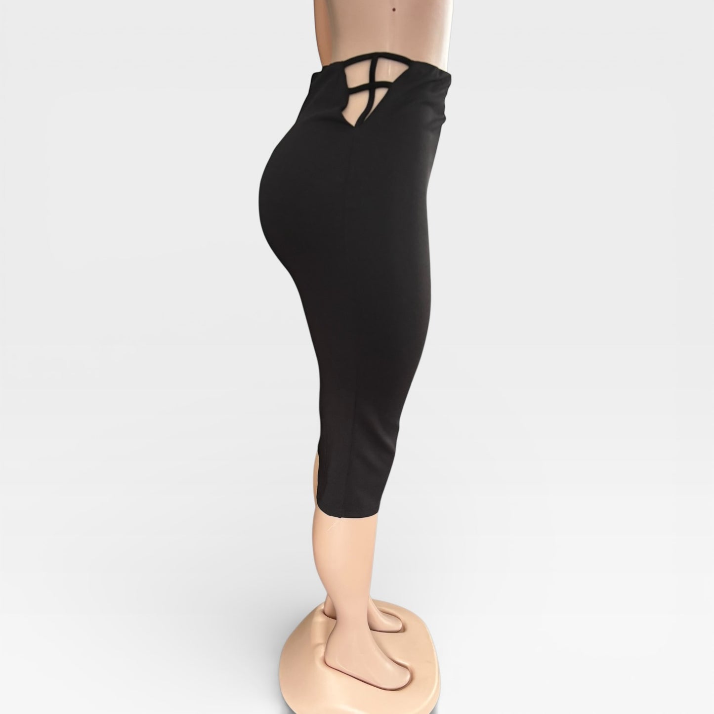 Falda elegante negra de mujer con abertura lateral